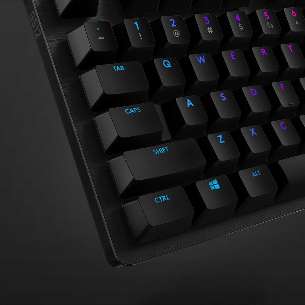 Primer plano de un teclado negro con teclas iluminadas. Mayús, Ctrl, Tab, Bloq Mayús, letras y números.