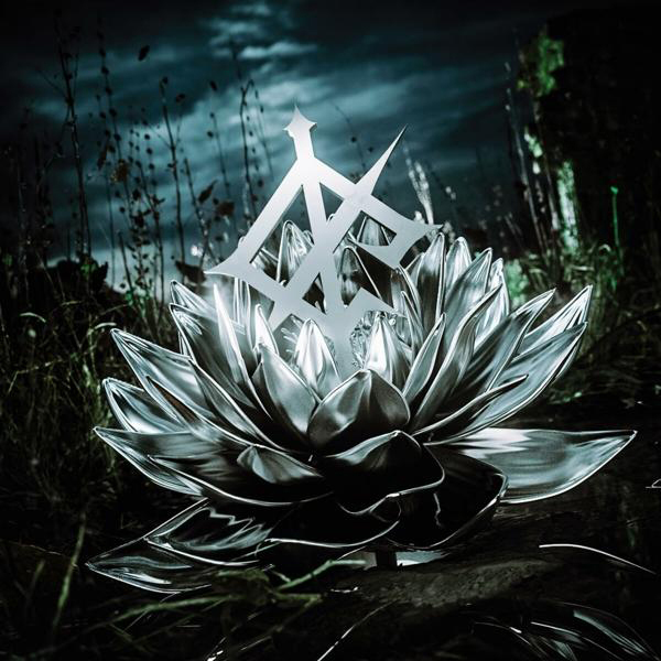 Metallische Lotus-Skulptur mit stilisiertem Symbol, vor düsterem, stimmungsvollem Hintergrund.