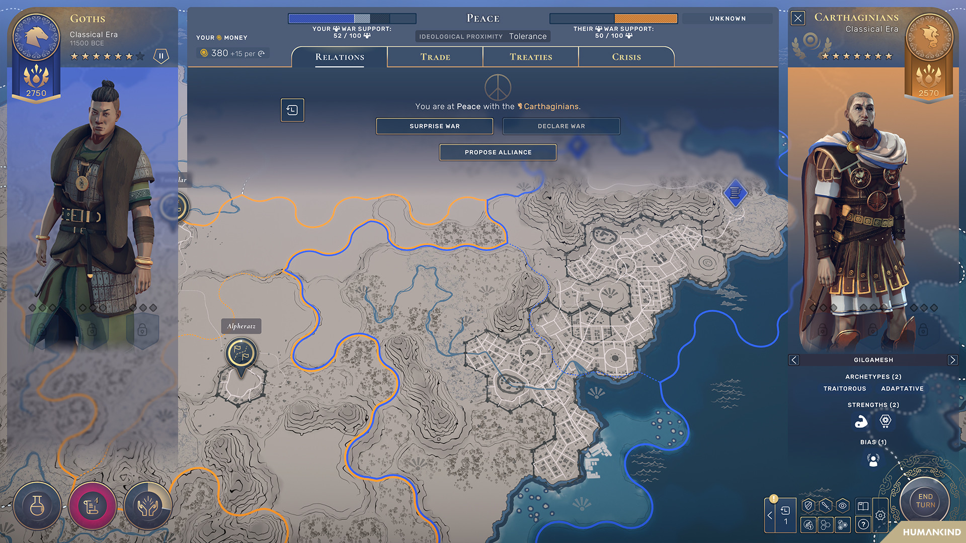 Interfaccia di un gioco di strategia. Due personaggi si fronteggiano, una mappa al centro e vari elementi UI.
