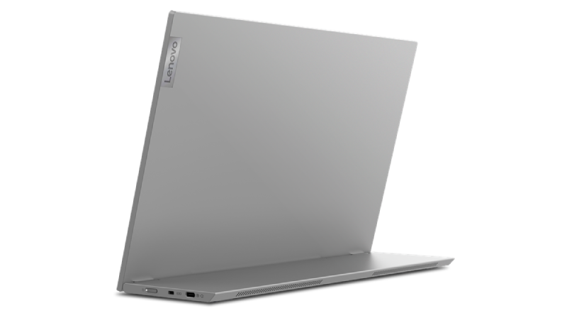 Laptop gris, ligeramente abierto, mostrando el logo Lenovo arriba.