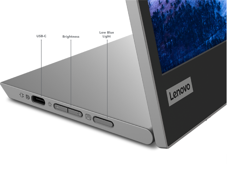 Portátil plateado con paisaje en pantalla. Etiquetas USB-C, brillo y luz azul baja.