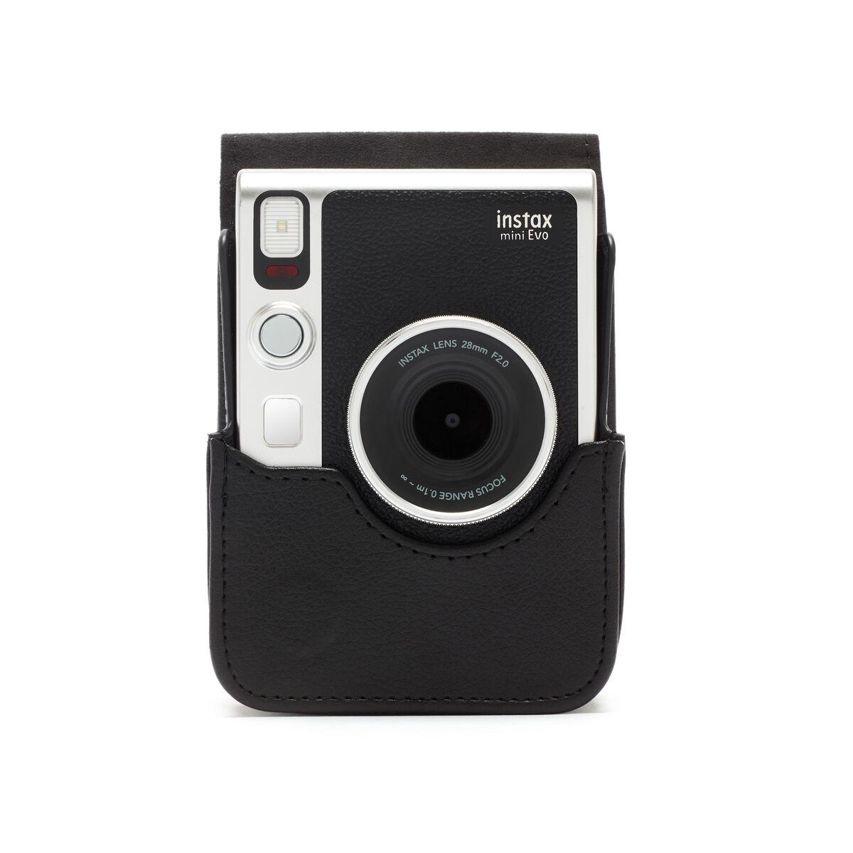 Instax Mini Evo Kamera in schwarzem Lederetui, schwarz-silberne Kamera, weißer Hintergrund.