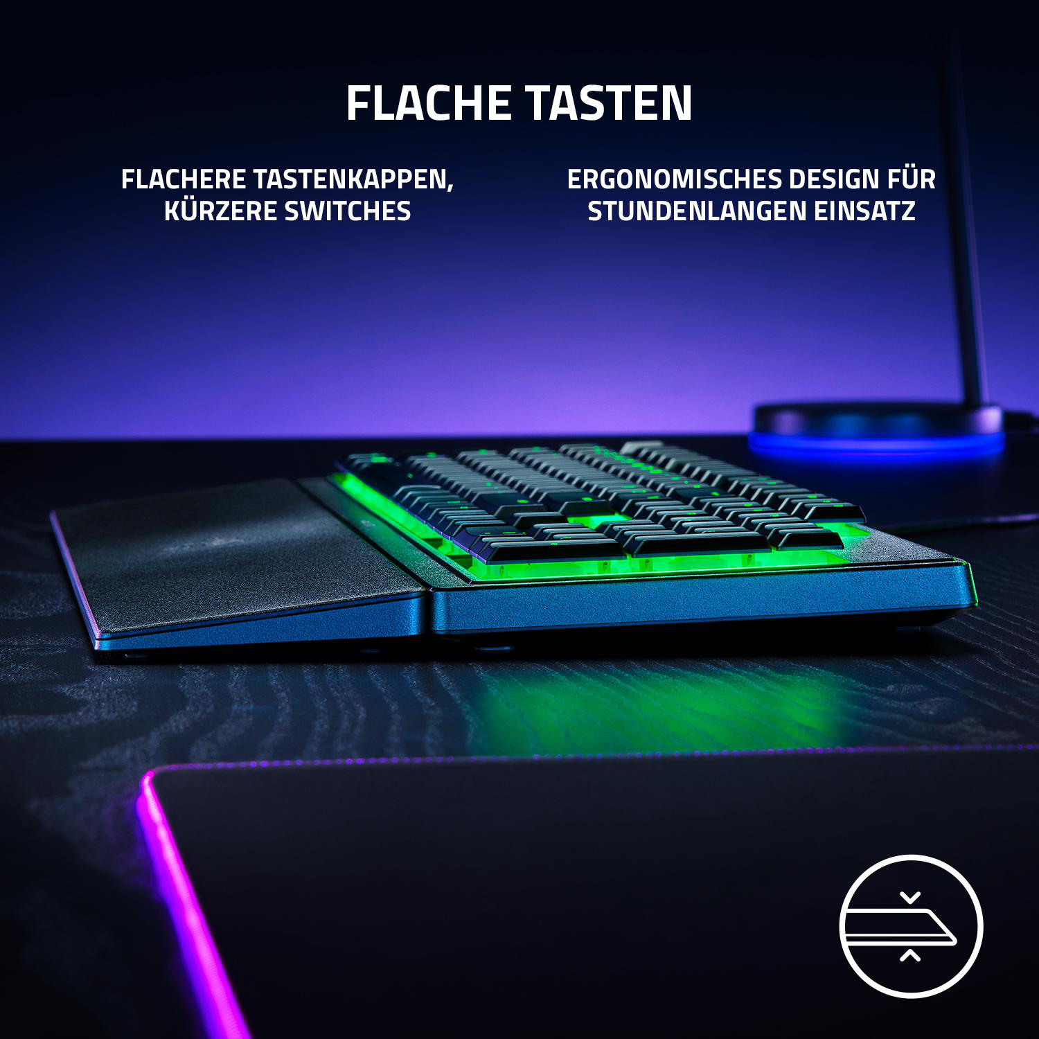 Tastatur mit grün hinterleuchteten Tasten. Schwarze Oberfläche mit Textüberlagerung.