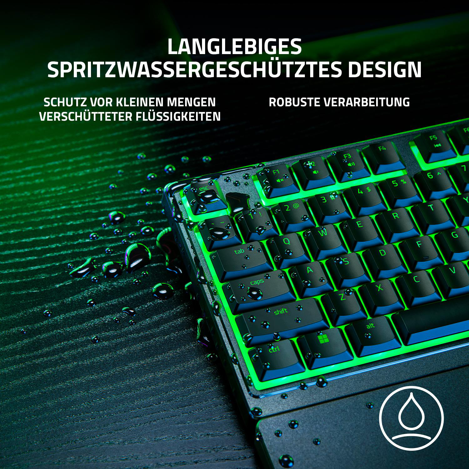 Eine schwarze Tastatur mit grünen und blauen Lichtern. Wassertropfen sind auf der Oberfläche sichtbar.