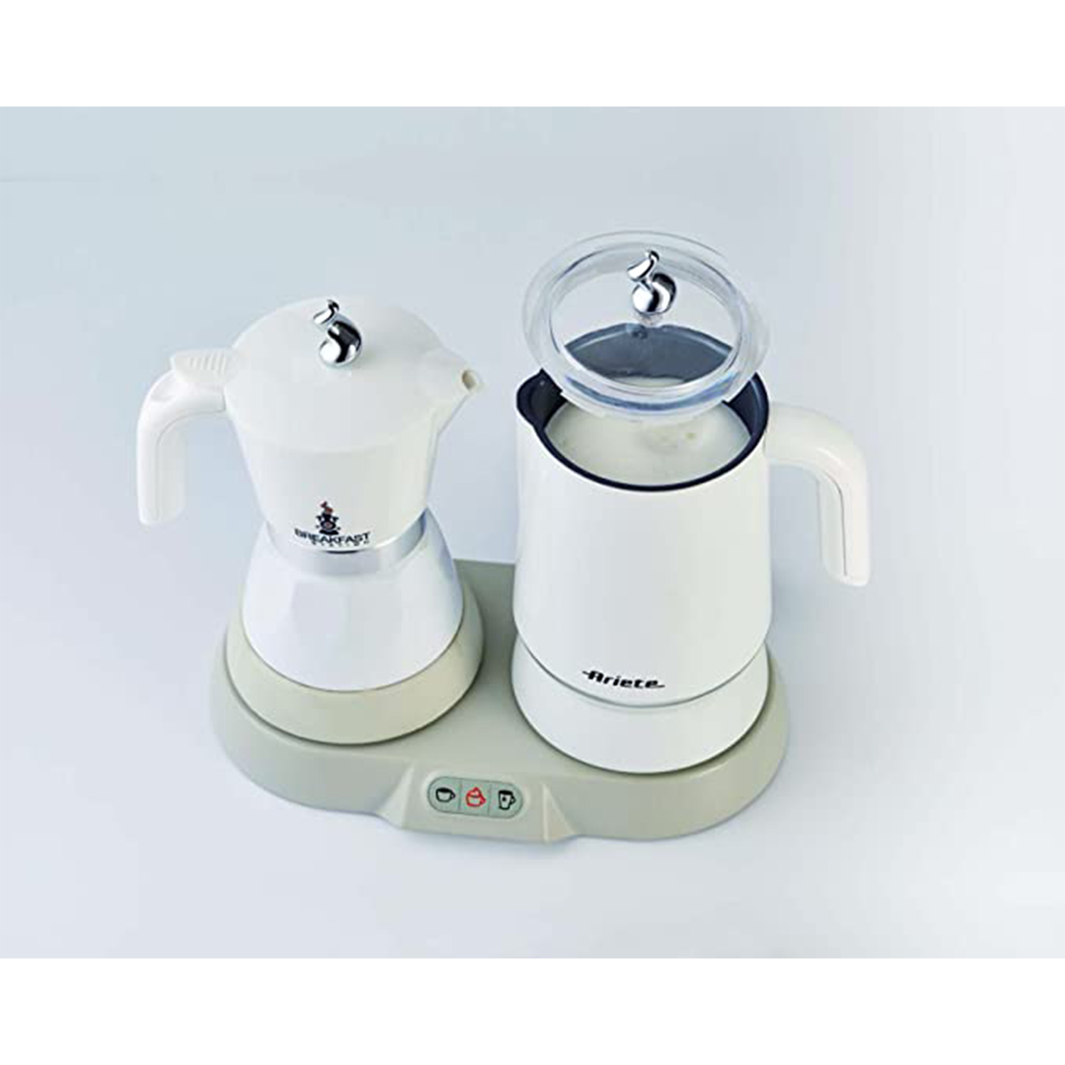 Due elettrodomestici da cucina bianchi su base grigia, uno una caffettiera, l'altro un montalatte.