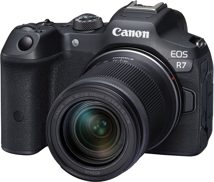 Egy fekete Canon EOS R7 fényképezőgép, hozzá csatlakoztatott objektívvel, fehér háttéren.