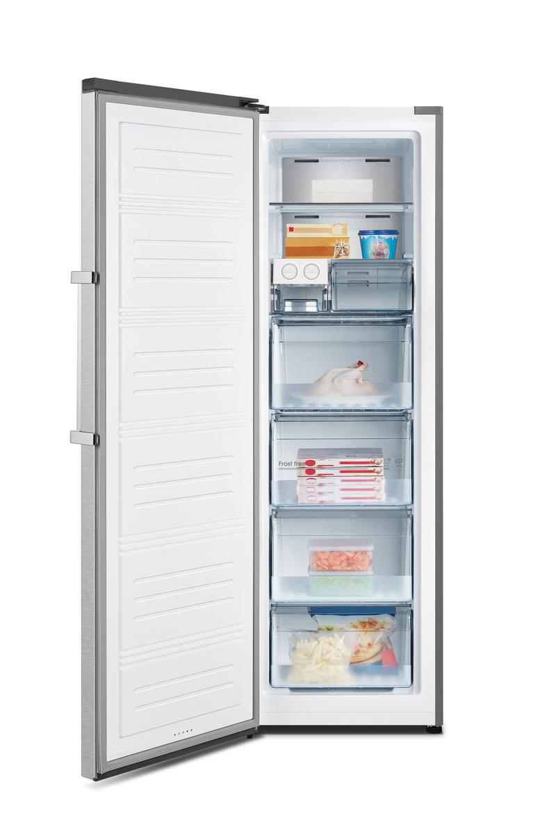 Offener Kühlschrank mit Gefrierfächern. Im Inneren sind verschiedene Lebensmittel sichtbar: Eis, Tiefkühlkost.