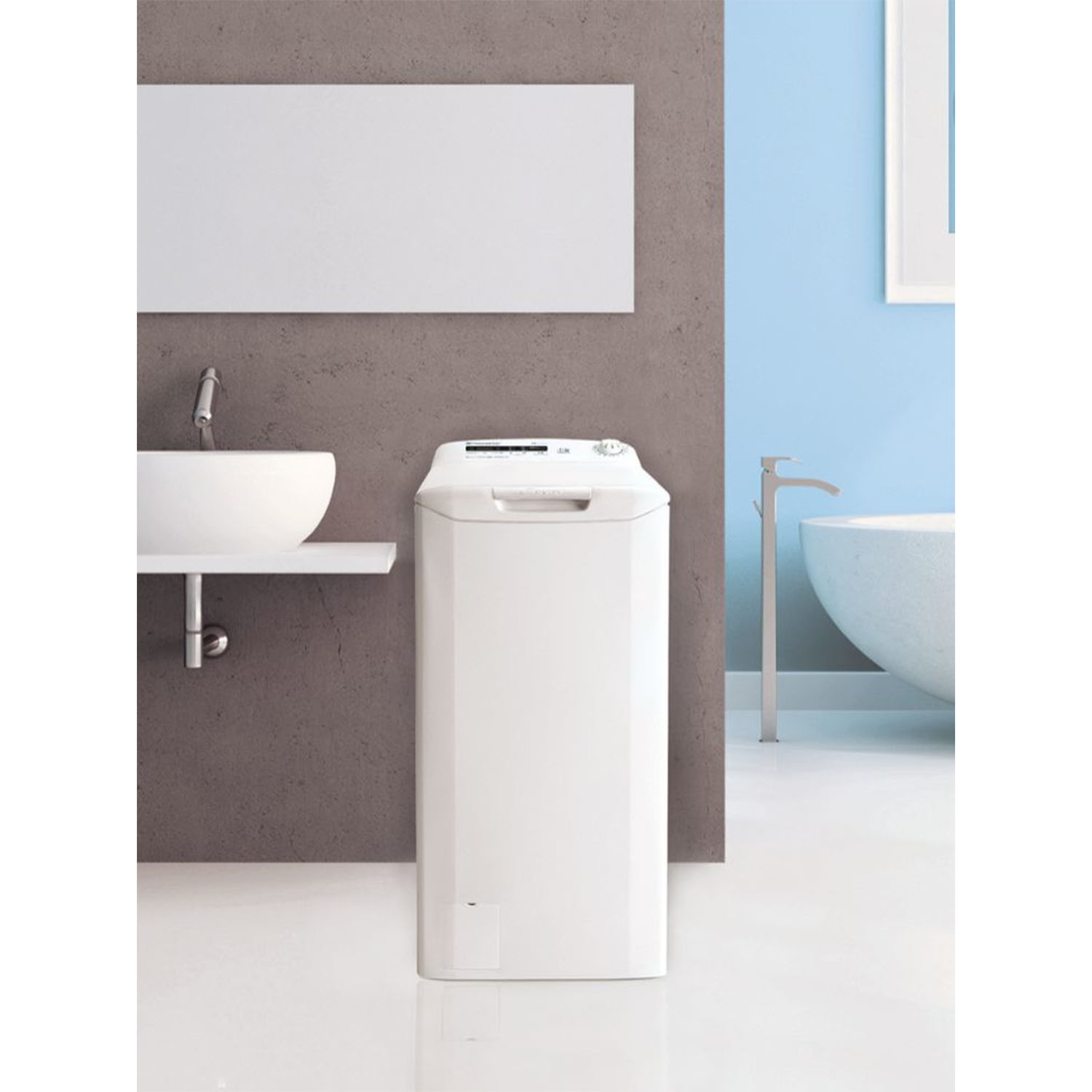Una lavatrice bianca in un ambiente bagno. C'è un lavandino e una vasca da bagno sullo sfondo.
