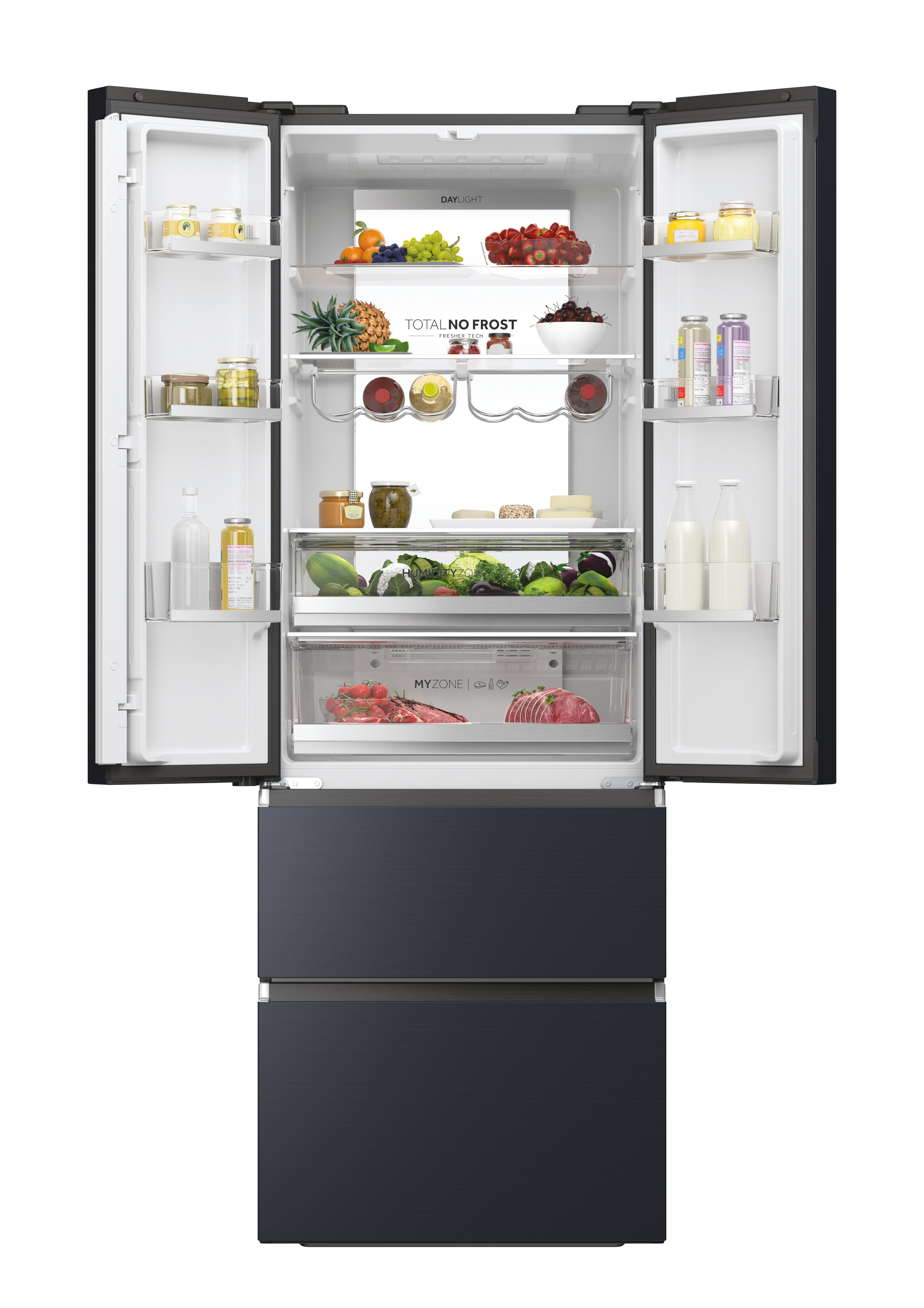 Un refrigerador negro con las puertas abiertas, mostrando estantes de comida. Fondo blanco.