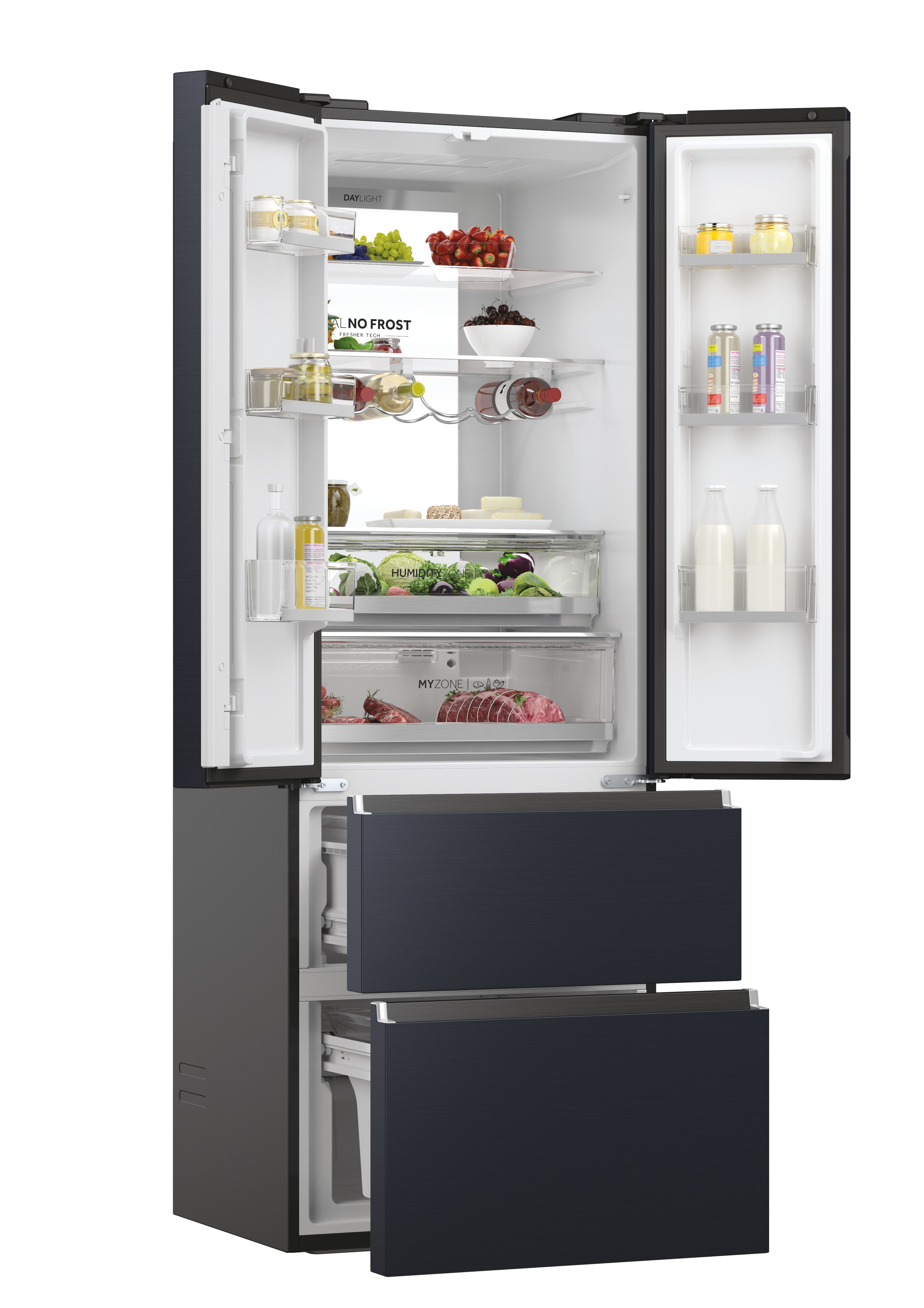 Refrigerador negro con puertas abiertas, mostrando estantes, cajones y contenido.