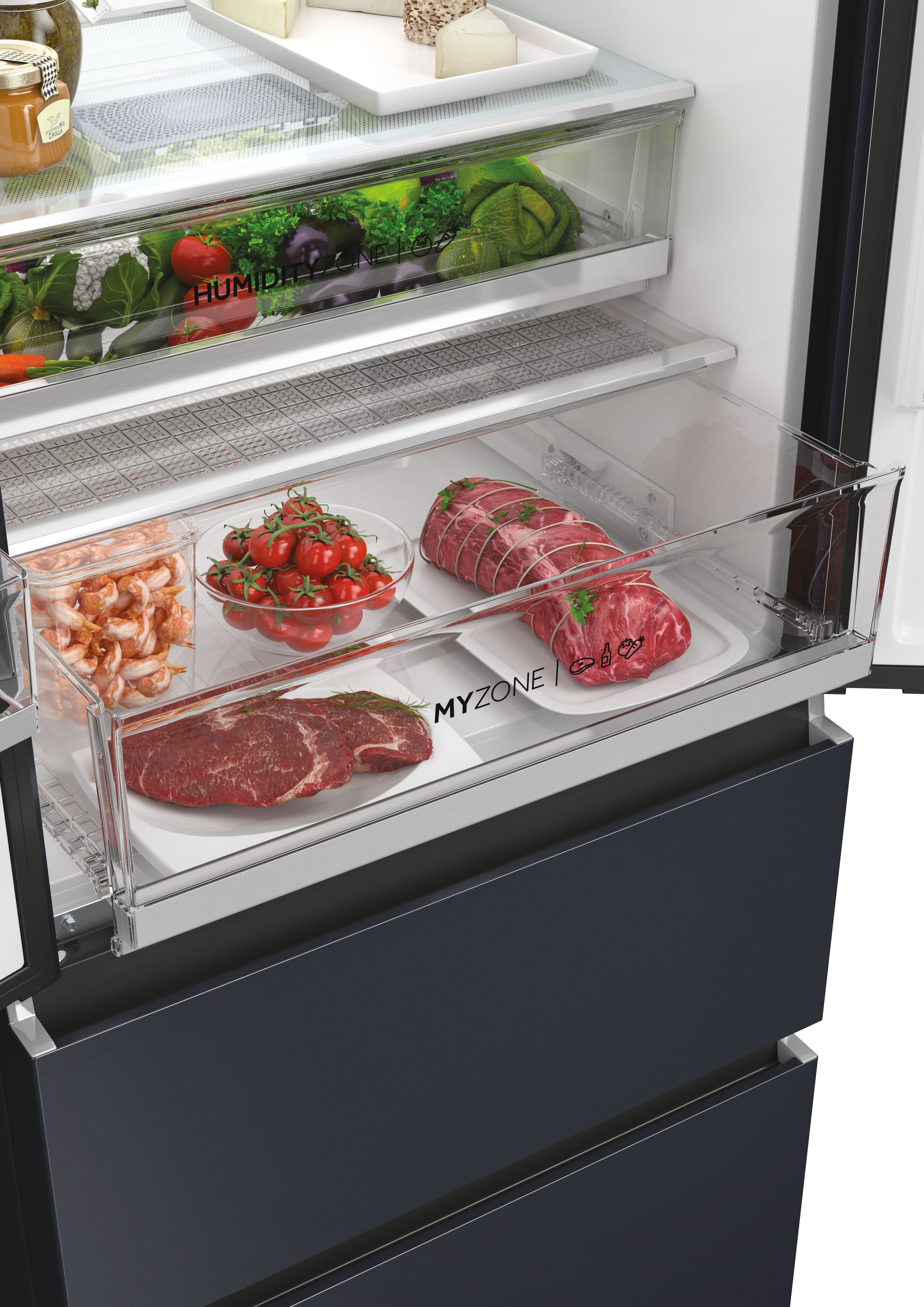 Interior de refrigerador con productos frescos y carne. Cajones con recipientes transparentes.