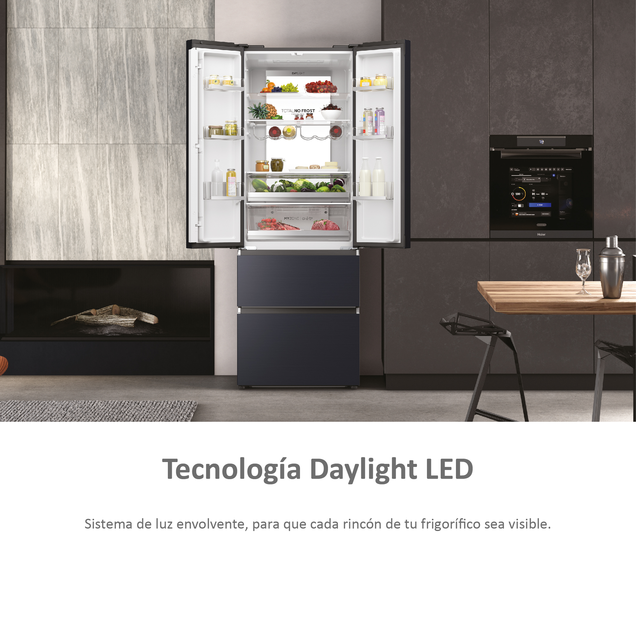 Refrigerador con puertas abiertas. El interior muestra mucha comida. Fondo de cocina.