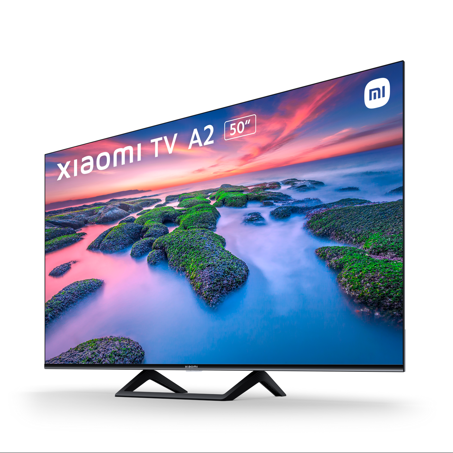 Xiaomi TV A2 de 50 pulgadas en un soporte. La pantalla muestra un paisaje.