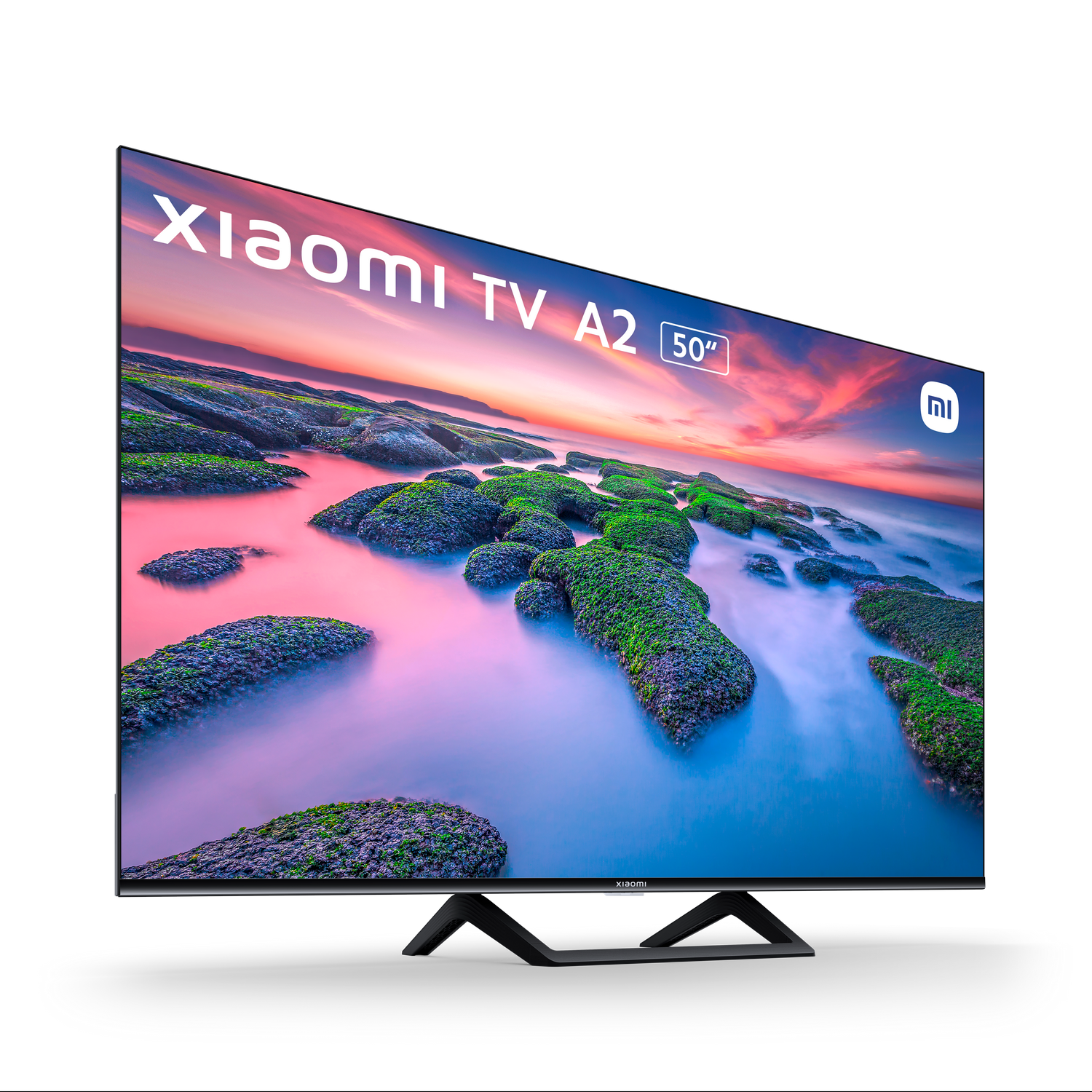 Xiaomi TV A2 50" en soporte, mostrando paisaje con rocas y agua, colores vibrantes.