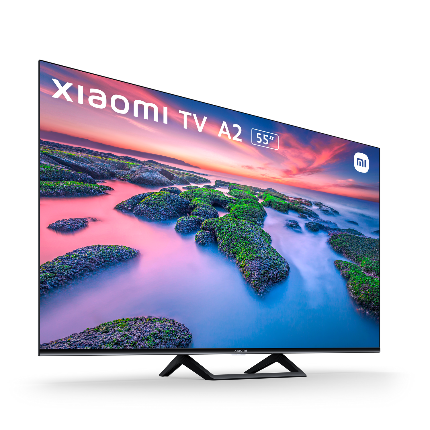 Un gran Xiaomi TV A2 55" sobre un soporte, mostrando una vista panorámica, sobre un fondo negro.