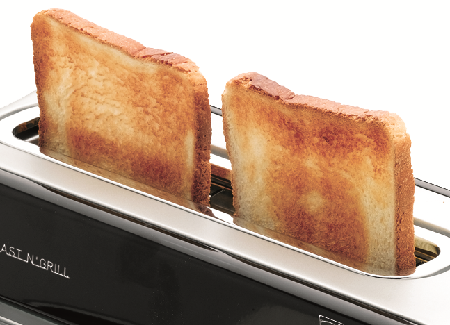 Primer plano de una tostadora con dos rebanadas de pan tostado. El pan es dorado y crujiente.
