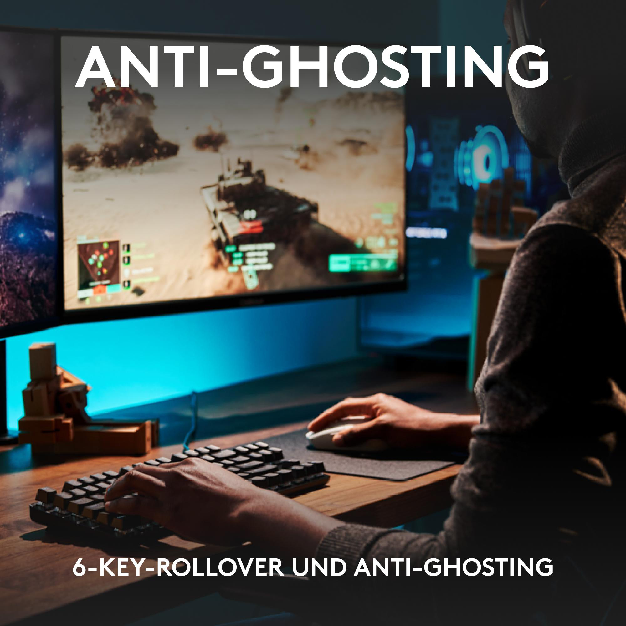 Eine Person benutzt eine Tastatur mit einer Spielszene auf dem Bildschirm im Hintergrund.