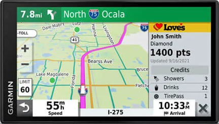 Un écran GPS avec une carte, un itinéraire et des informations sur l'aire de repos Love's. Il affiche les directions.