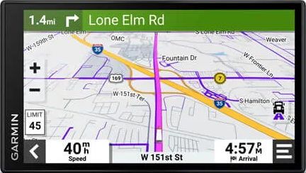 Écran GPS Garmin affichant une carte avec détails de navigation et infos de vitesse.