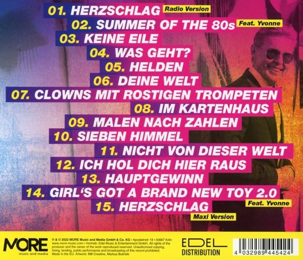 CD-Cover mit Titelliste und einem Mann im Anzug.
