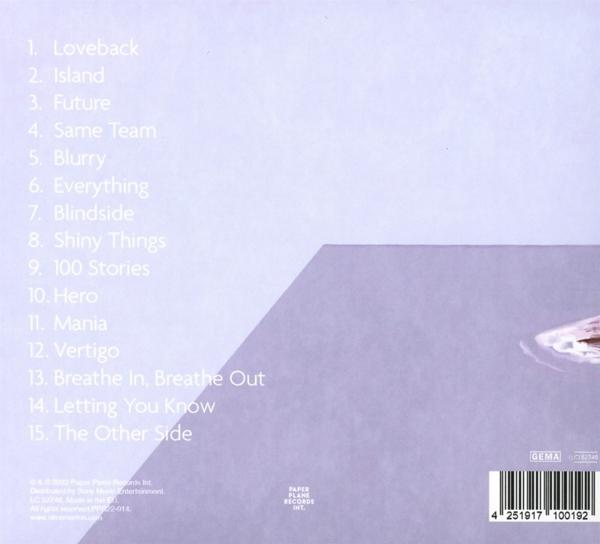 CD-Cover mit Titelliste. Weiße und violette Töne. Eine reflektierende Oberfläche.