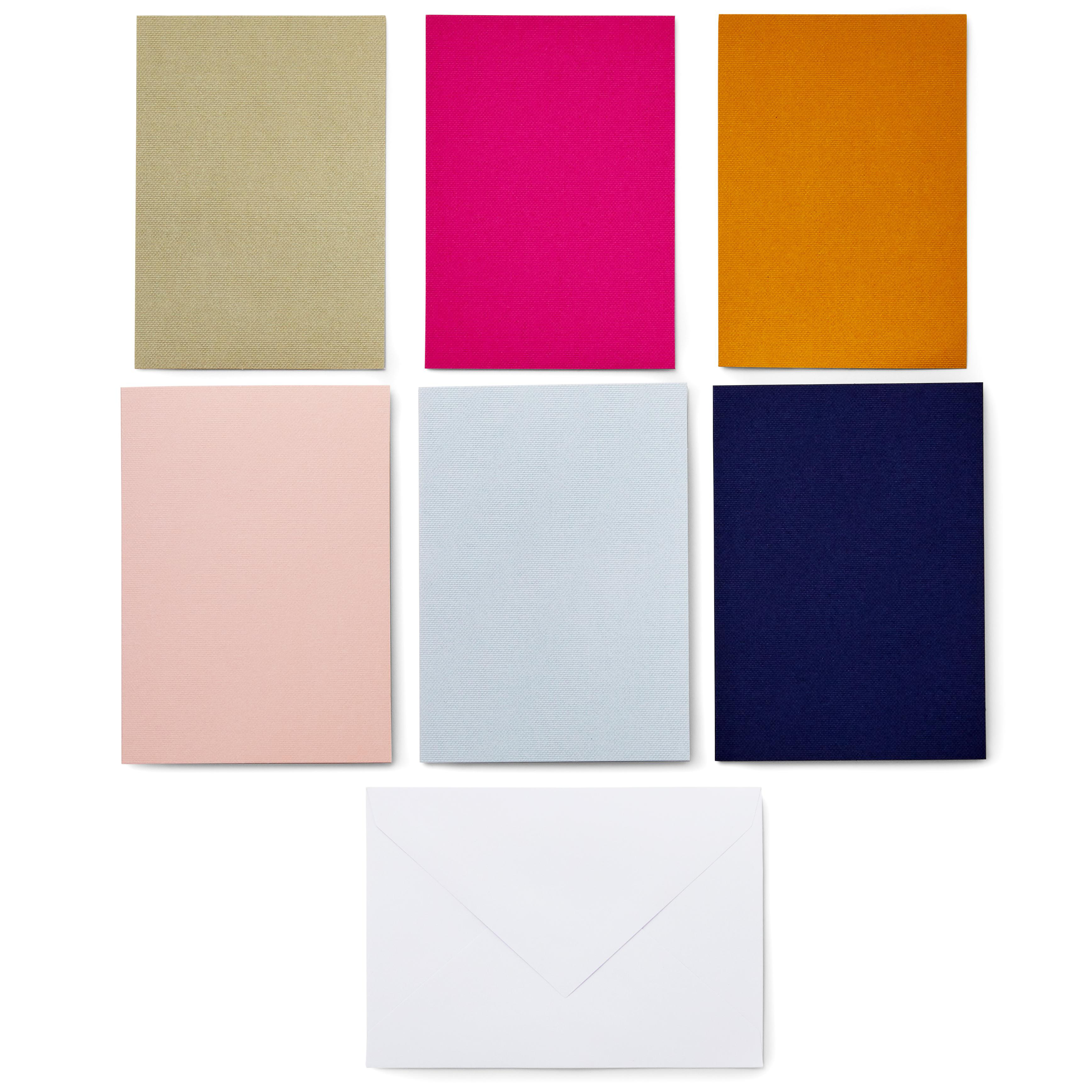 Sieben farbige Stoffmuster und ein weißer Umschlag auf weißem Hintergrund. Farben sind Beige, Rosa, Blau und Orange.