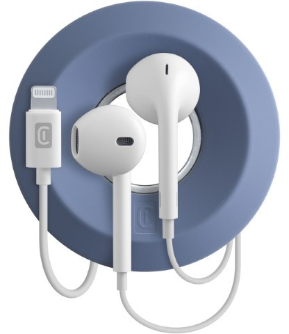 Écouteurs blancs et un câble de chargement connectés à un support circulaire bleu. Le support est sur fond blanc.