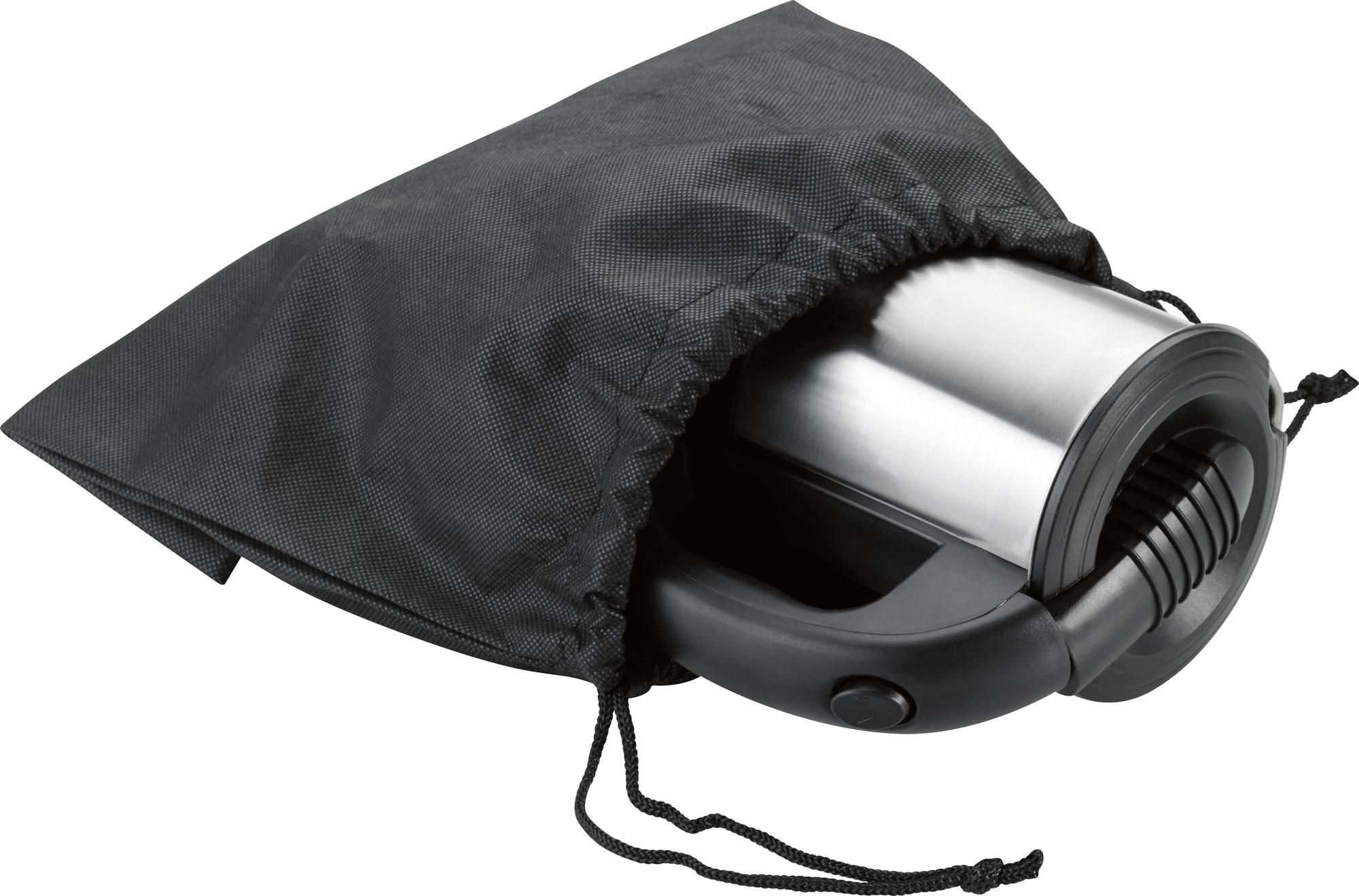 Eine schwarze Reisetasche mit einem kleinen Gerät darin, Kordelzugverschluss.