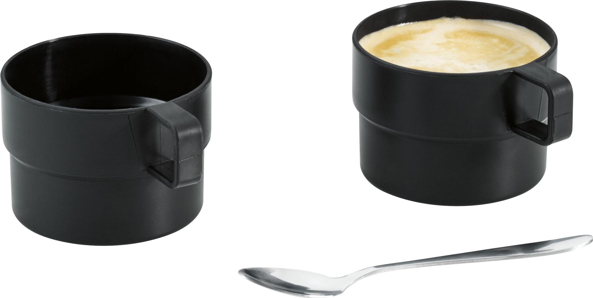 Zwei schwarze Tassen mit Henkeln und ein Löffel auf weißem Untergrund.