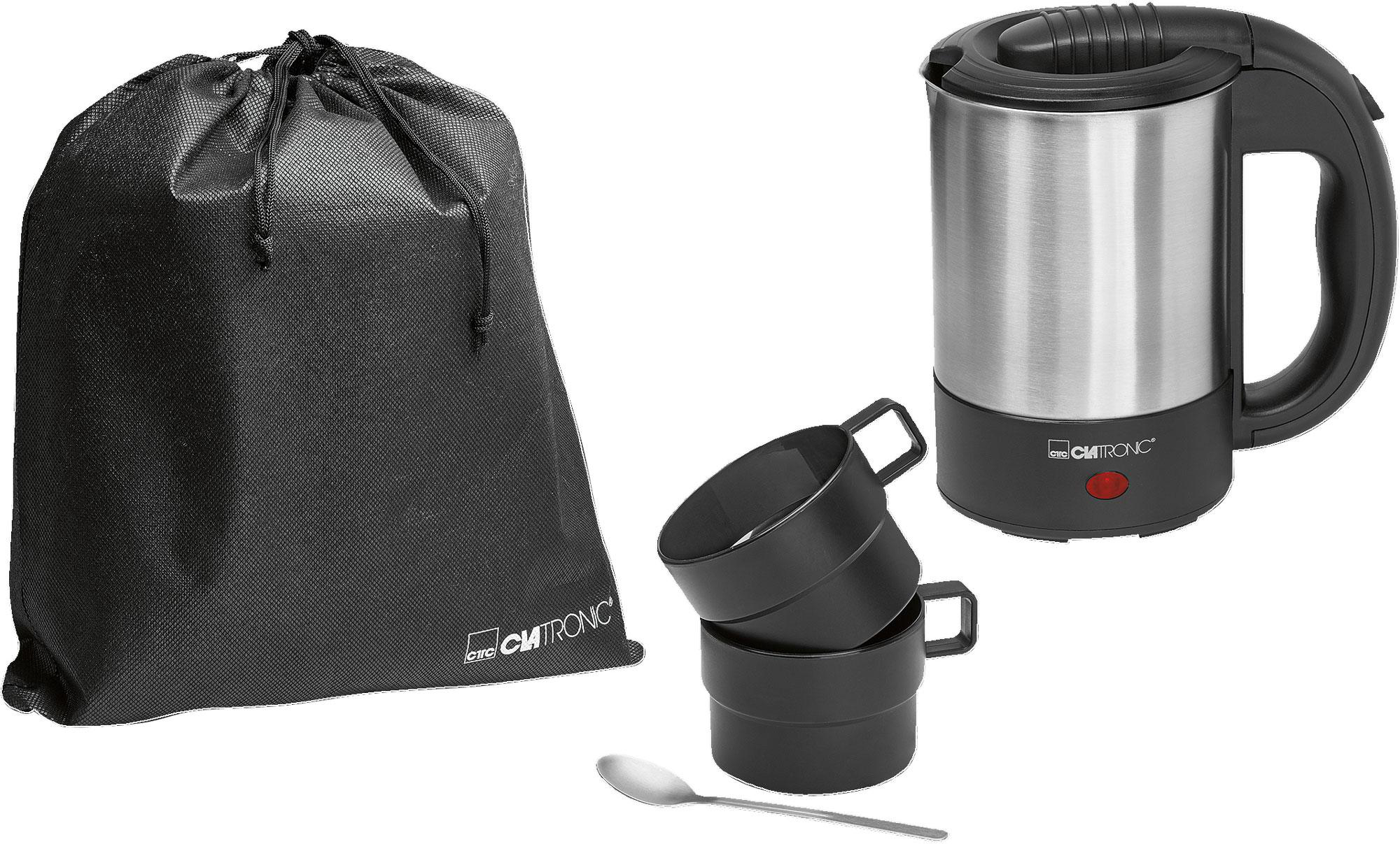Ein Reiseset: eine schwarze Tasche, zwei schwarze Becher, ein Wasserkocher und ein Löffel.