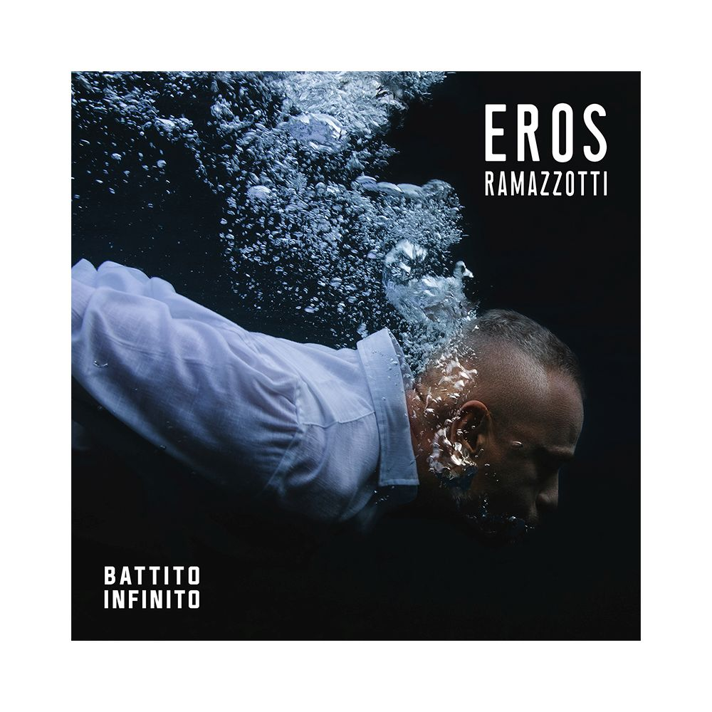 Mann unter Wasser, trägt ein weißes Hemd, mit Blasen um den Kopf und Text 'Eros Ramazzotti'.