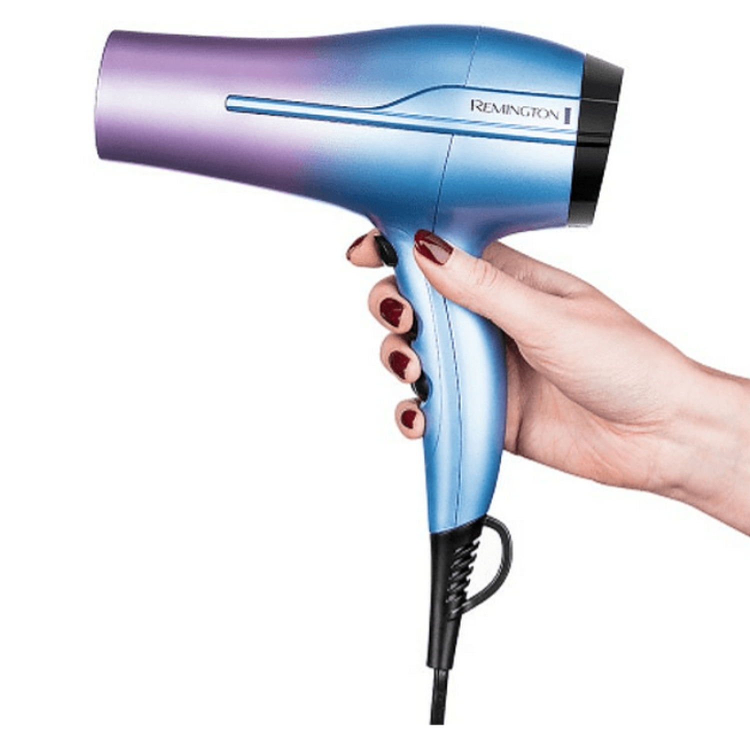 Una mano sosteniendo un secador de pelo Remington azul y morado. La mano tiene esmalte de uñas rojo.