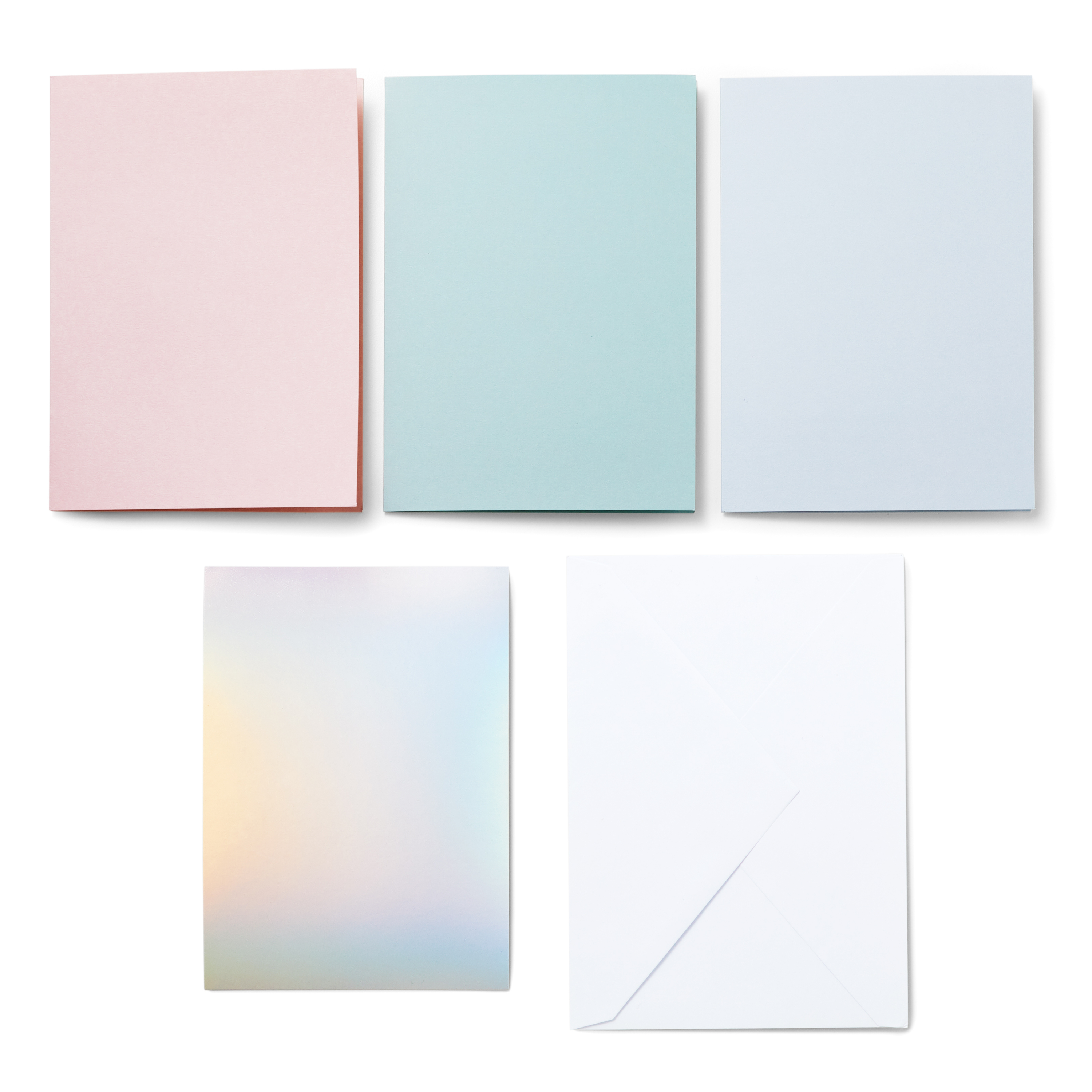 Fünf quadratische Papiere in Rosa, Blau, Hellblau, Irisierend und Weiß liegen auf weißem Hintergrund. Schatten sind sichtbar.