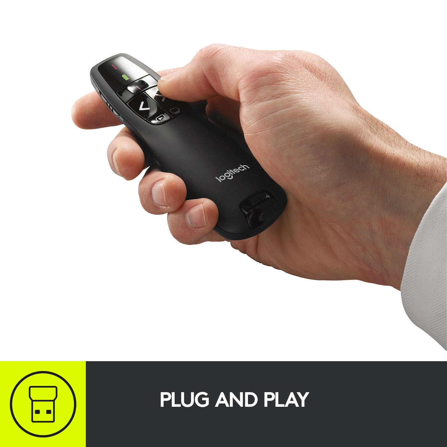 Mando presentador negro Logitech en mano, palabra Logitech visible. Texto abajo: Plug and Play.