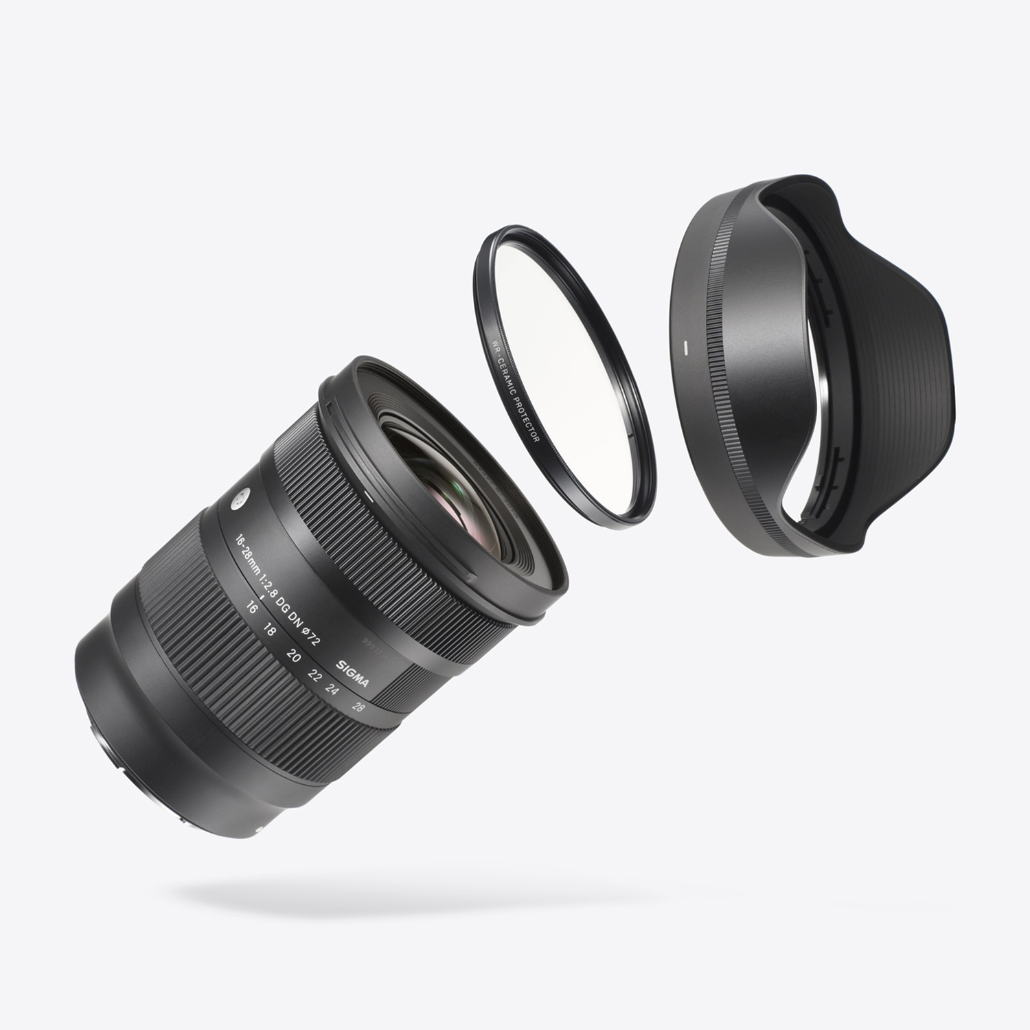 Un obiettivo della fotocamera con paraluce e filtro fluttuante in aria.