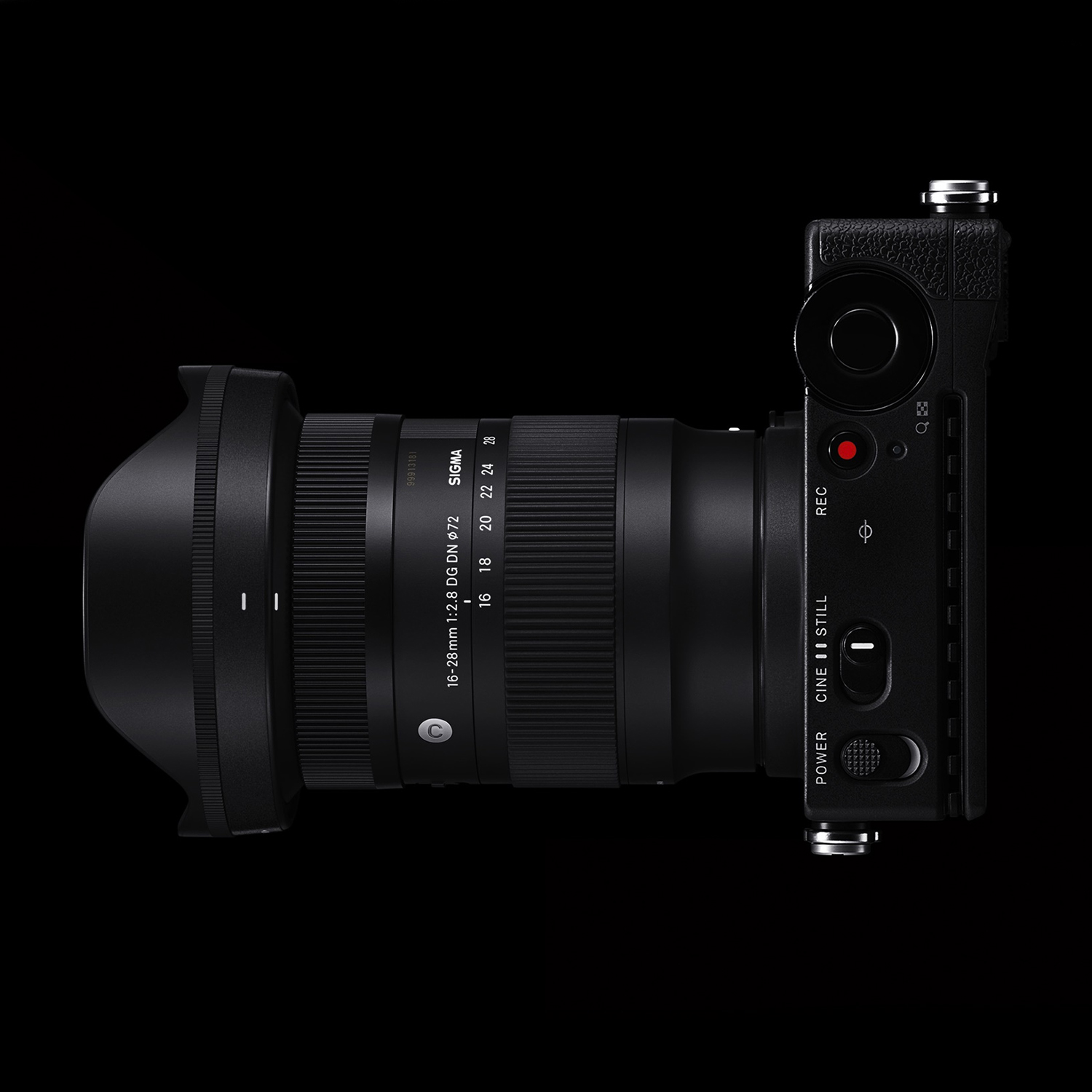 Fotocamera nera con un obiettivo. La fotocamera è su sfondo nero.