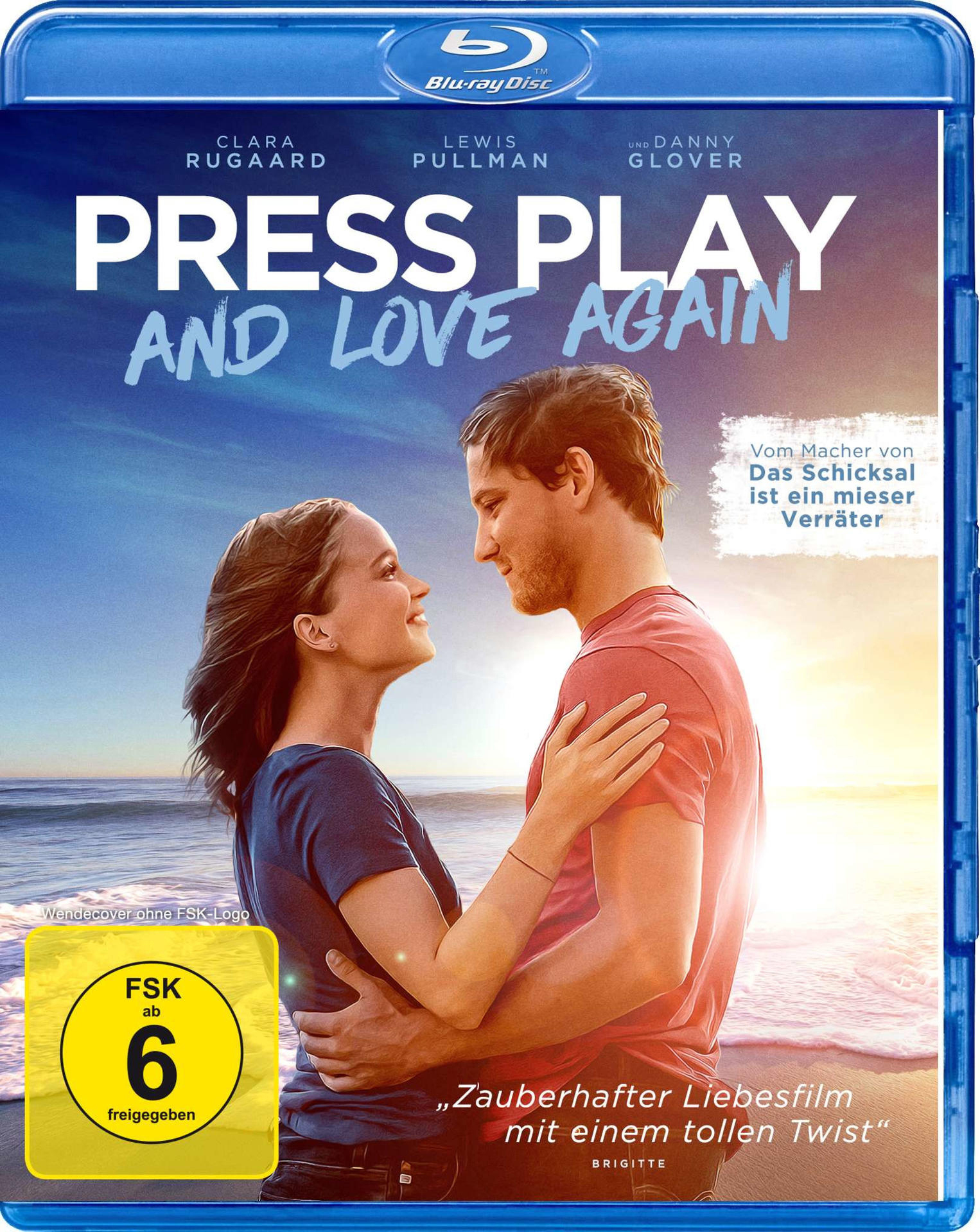 Filmcover von 'Press Play and Love Again' mit zwei Personen, die sich am Strand umarmen.
