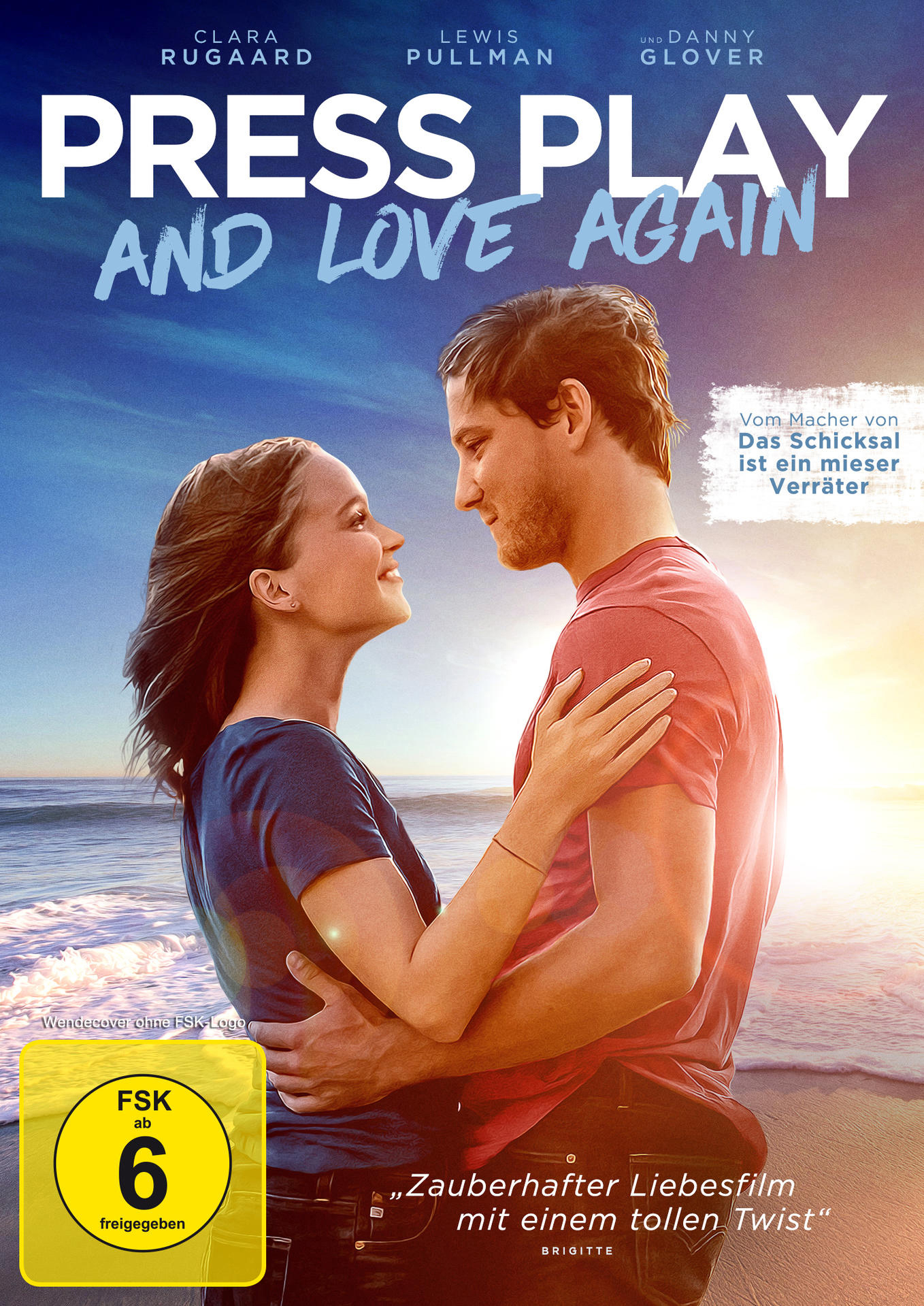 Filmposter, ein Paar steht sich am Meer gegenüber. Der Titel lautet 'Press Play And Love Again'.