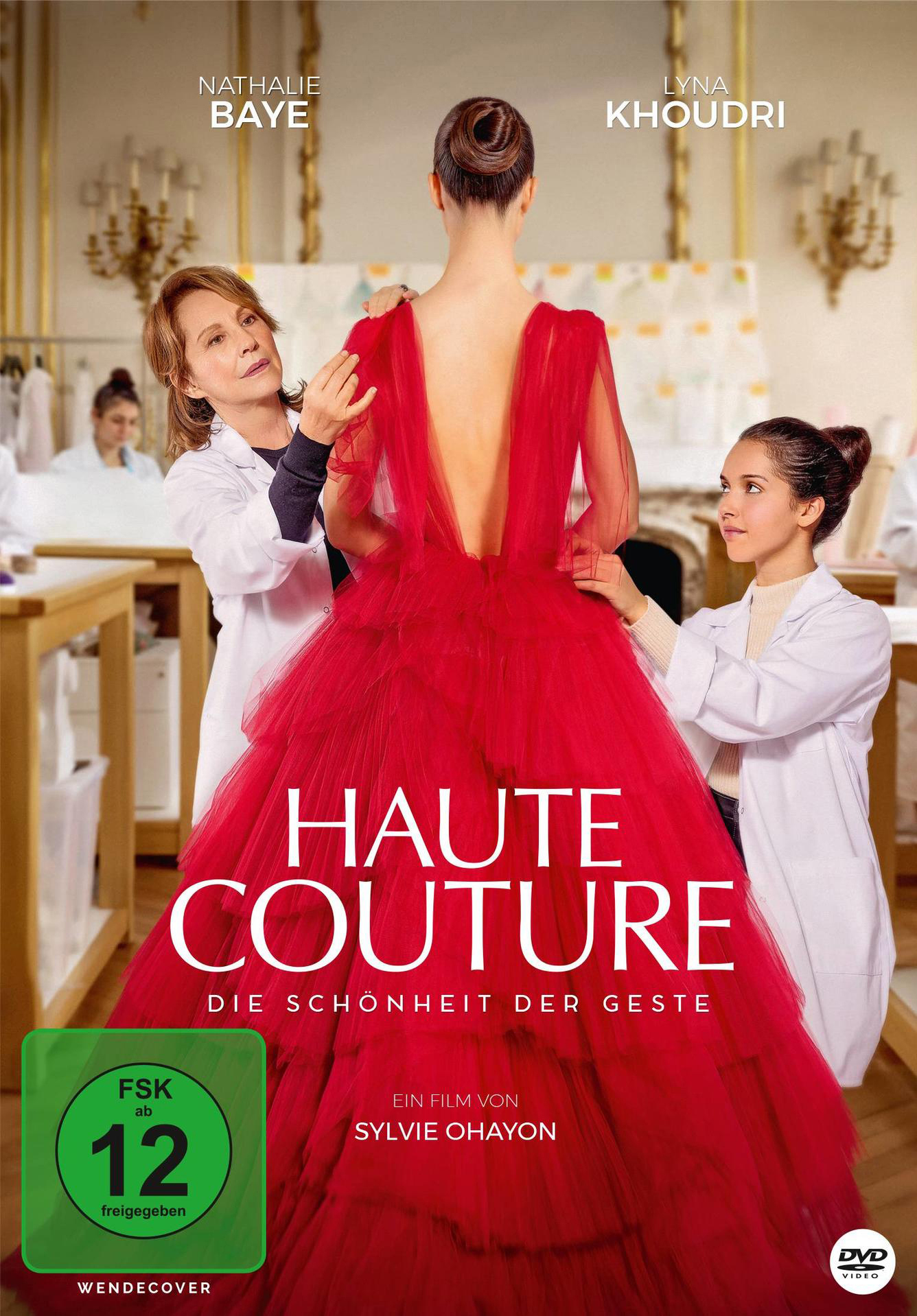 Filmcover, das Frauen zeigt, die ein rotes Kleid anpassen. Titel: Haute Couture. FSK 12 Alter.