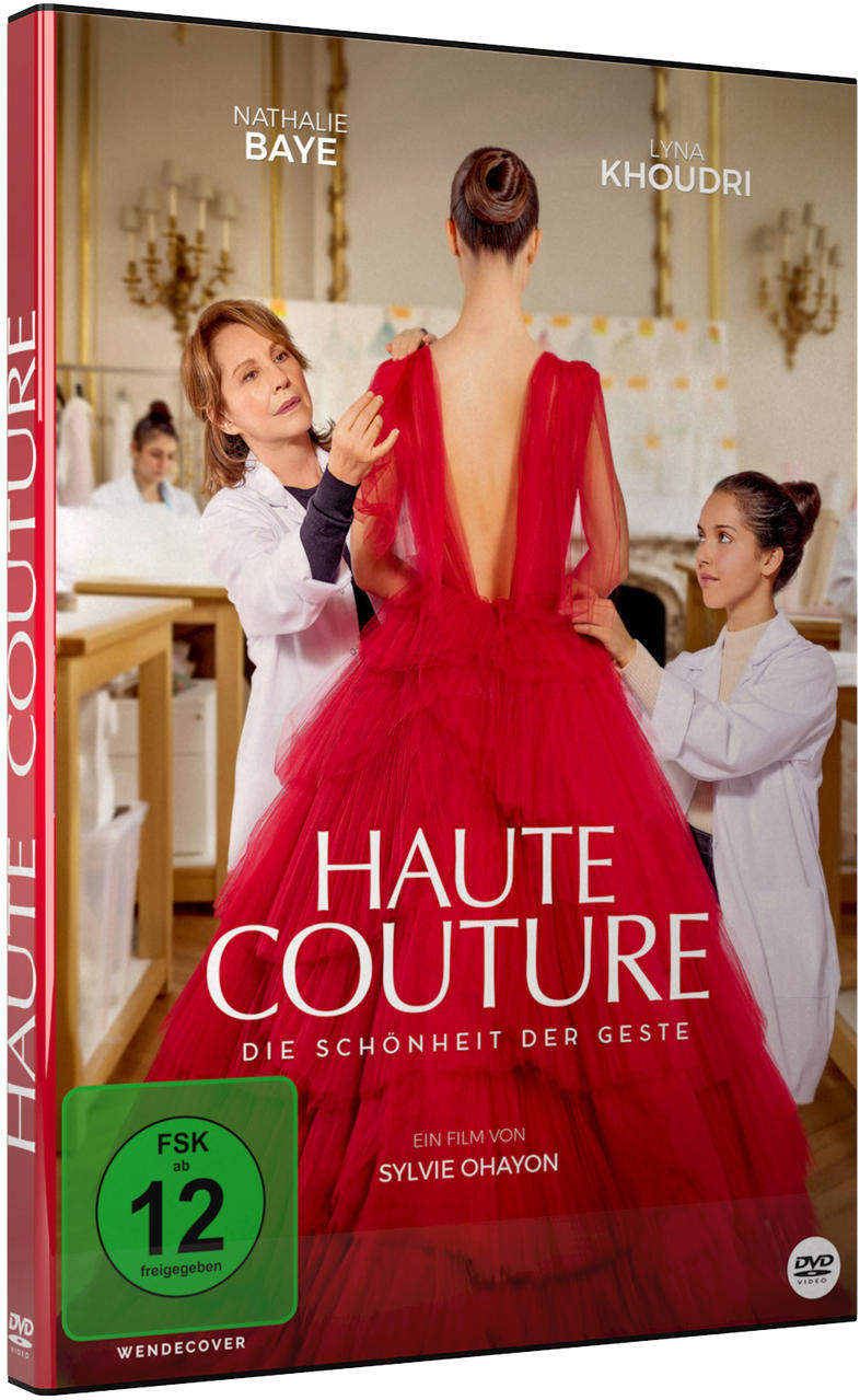 DVD-Cover des Films 'Haute Couture'. Ein Model wird für ein Kleid angepasst.