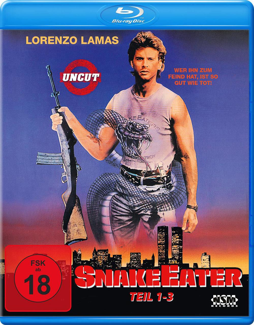 Snake Eater DVD-Cover. Mann mit Waffe und Schlange. Skyline im Hintergrund. Blaue Hülle.
