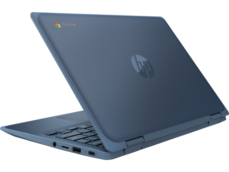 Un portátil azul con el logotipo de HP y el logotipo de Chrome abierto sobre una mesa.