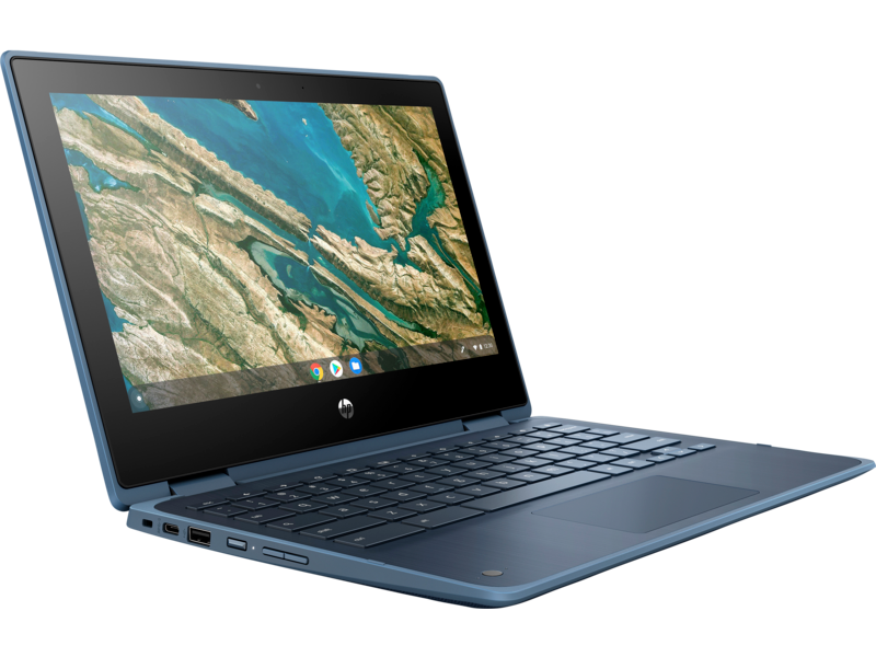 Un portátil azul abierto muestra un paisaje. El teclado es visible, con el logotipo de HP en la parte inferior.