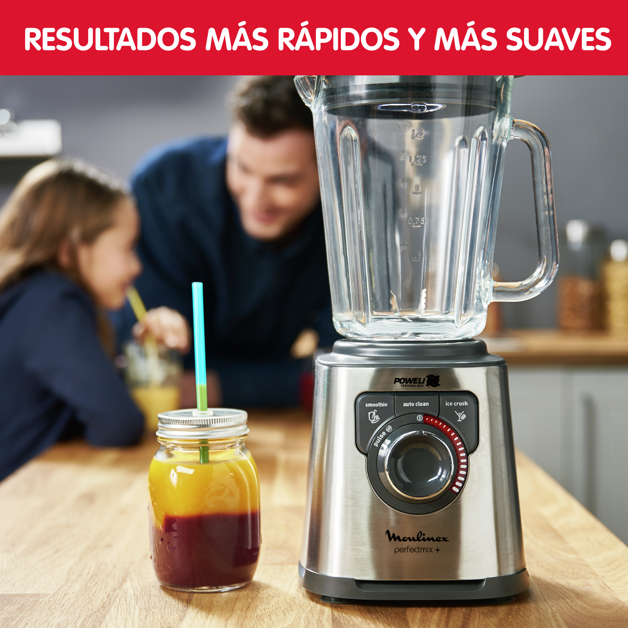 Una licuadora con un tarro de vidrio, un tarro con una pajita y dos personas al fondo, el enfoque está en la licuadora.