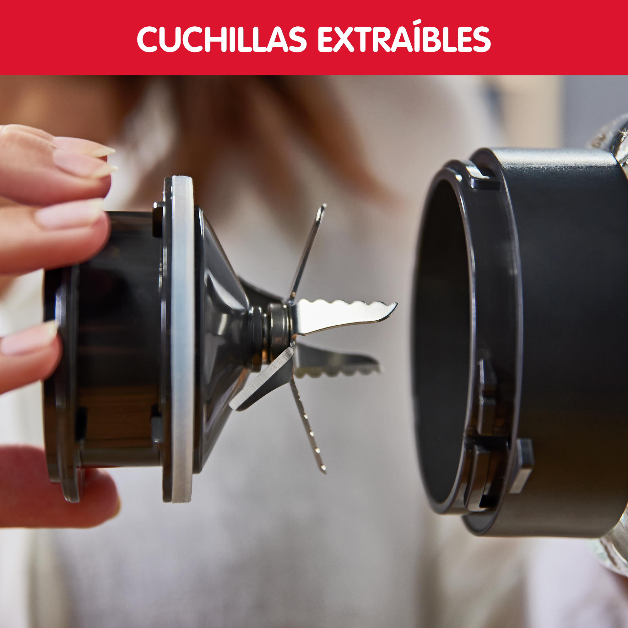 Desmontaje del conjunto de cuchillas de la licuadora, mostrando cuchillas extraíbles, primer plano.