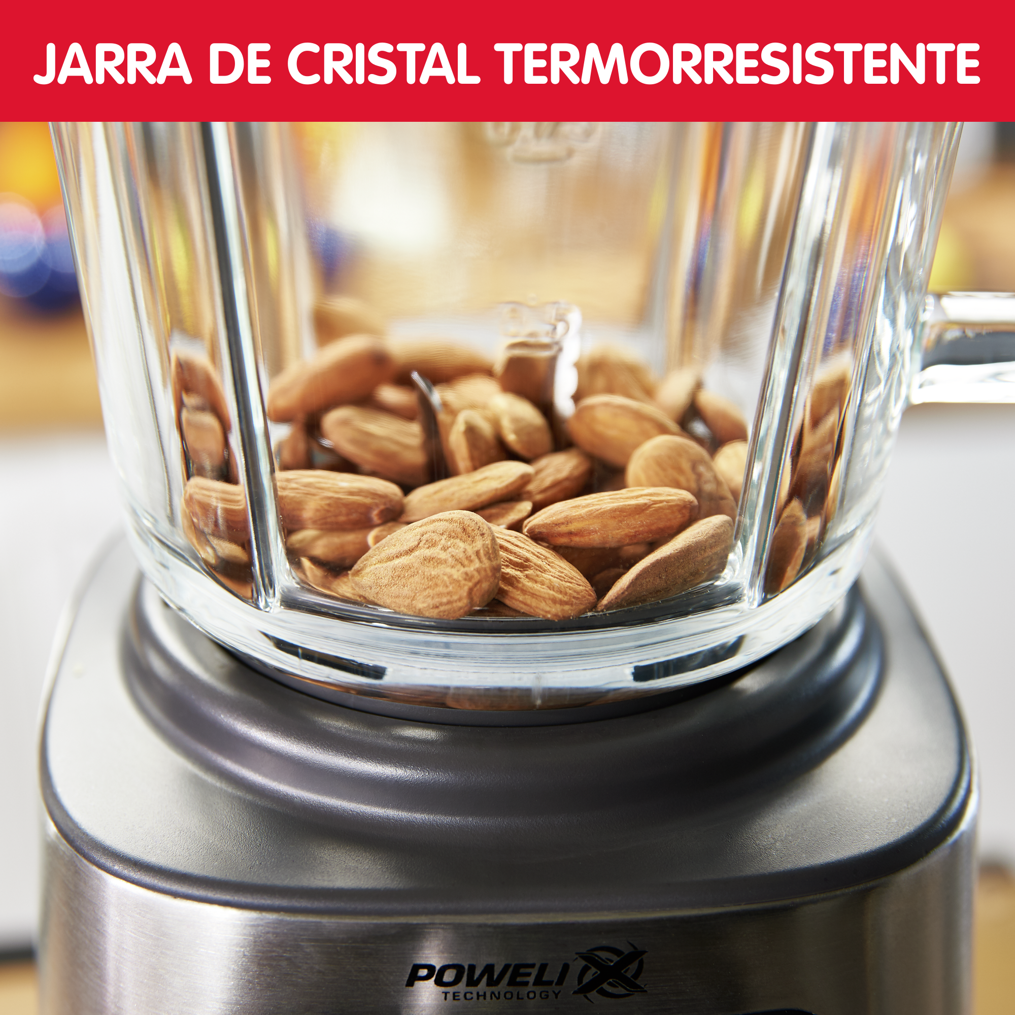 Un frasco de vidrio lleno de almendras, dentro de una base de licuadora.