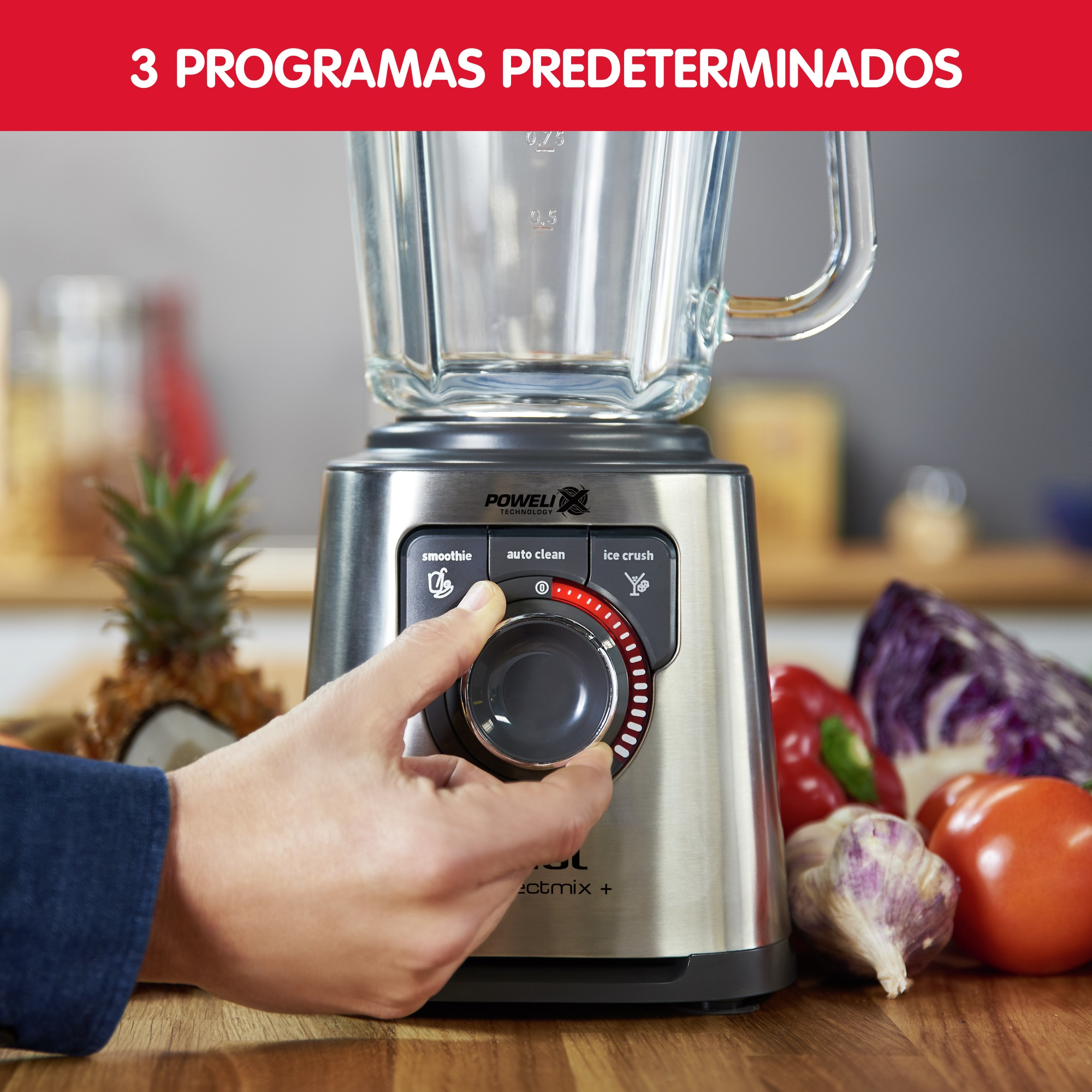 Una mano gira el dial de la licuadora. Se ven las opciones Smoothie, auto clean e ice crush.
