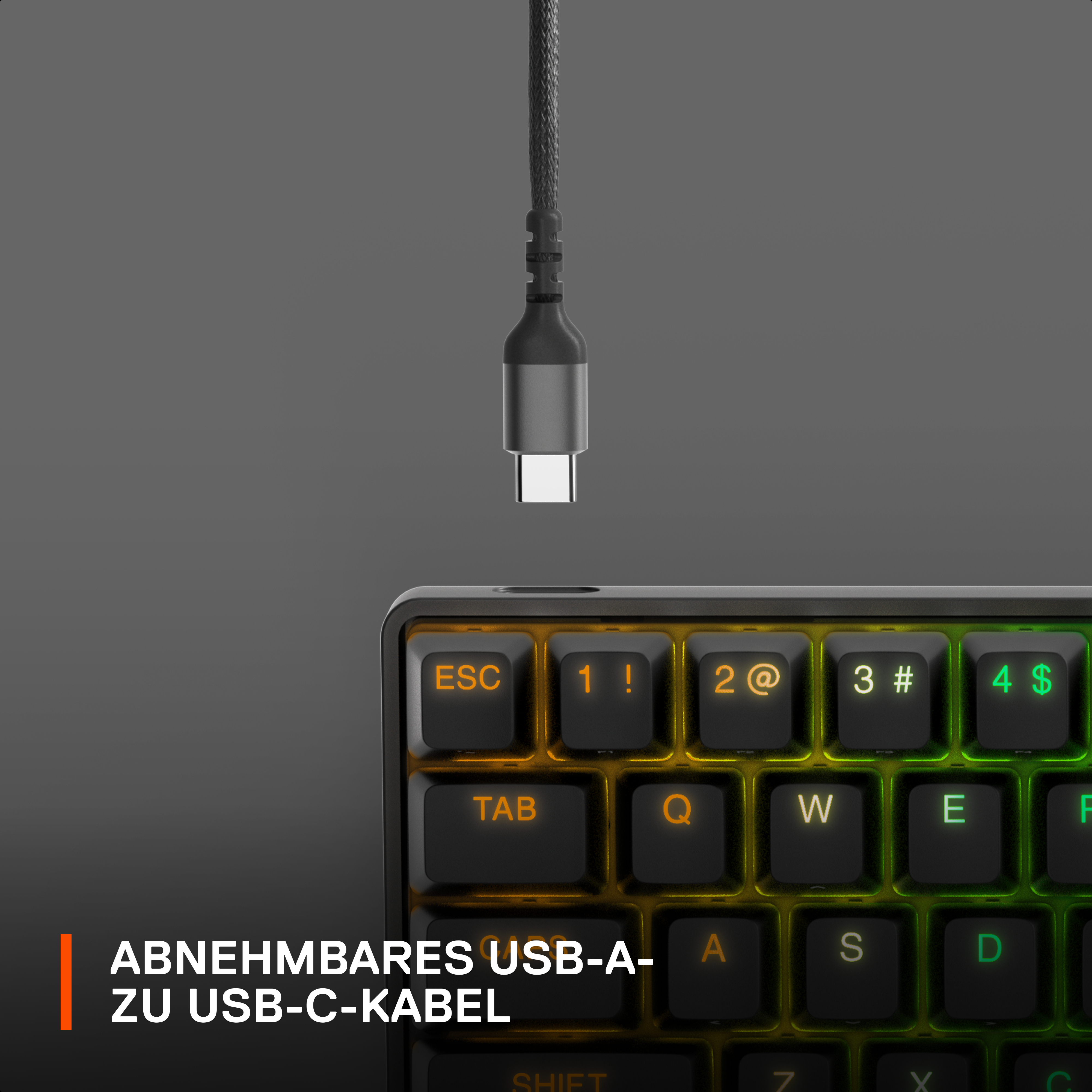 Nahaufnahme einer Tastatur mit einem USB-C-Kabel. Zu den Tasten gehören ESC, Zahlen und Buchstaben.