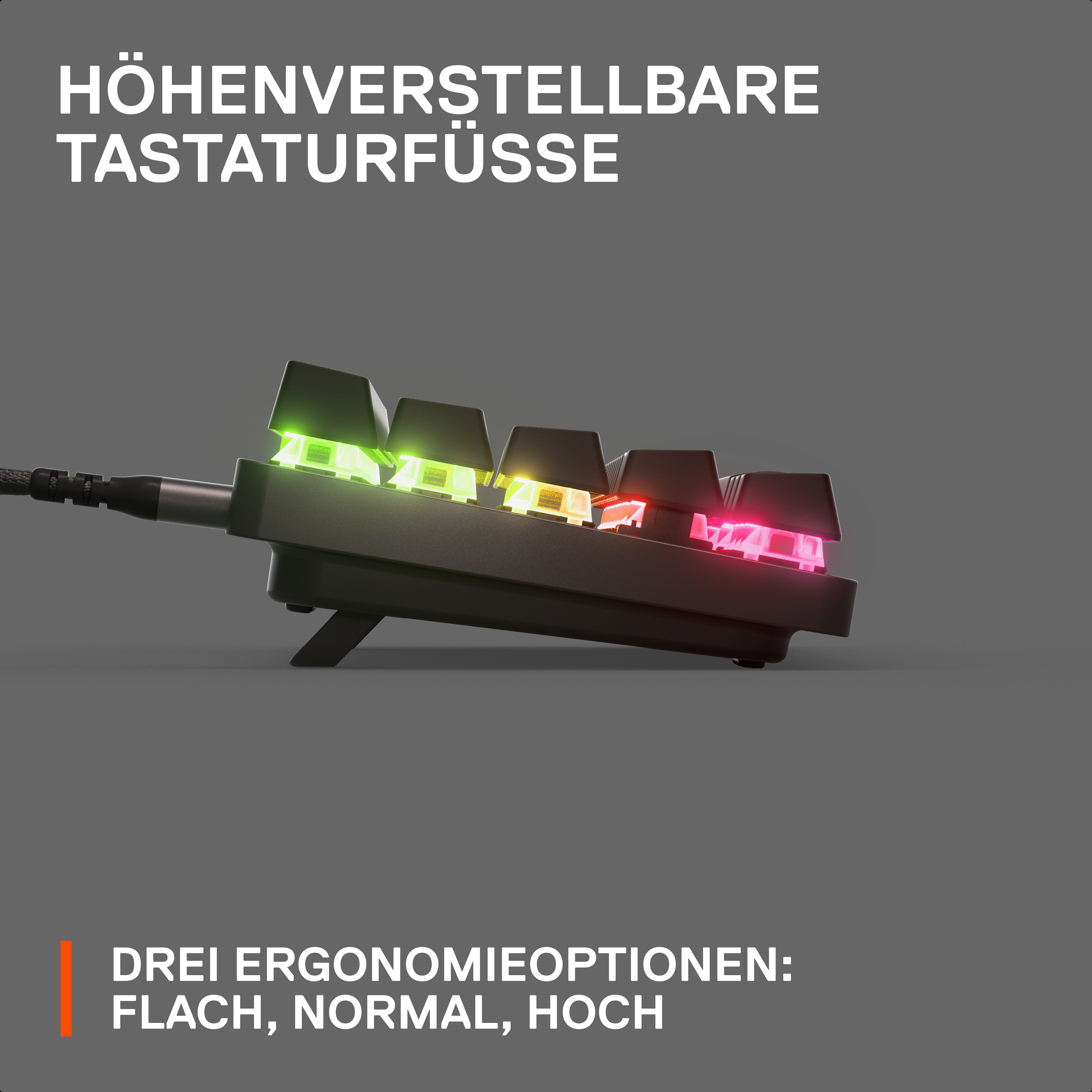 Schwarze Tastatur mit verstellbaren Füßen. Farbige Tasten sind beleuchtet.