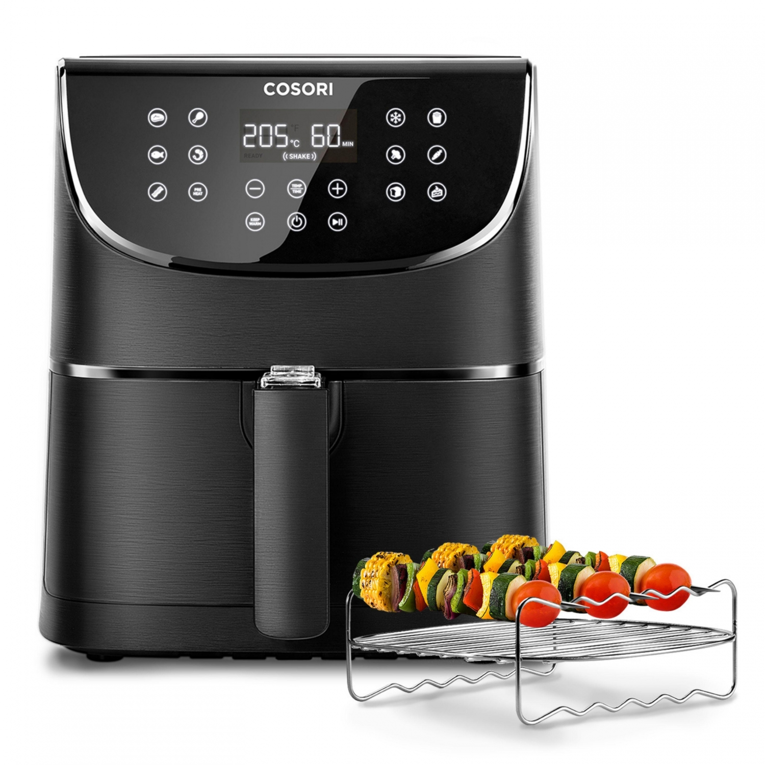 Freidora de aire negra con pantalla digital. Una rejilla metálica sostiene brochetas de verduras cocinadas.